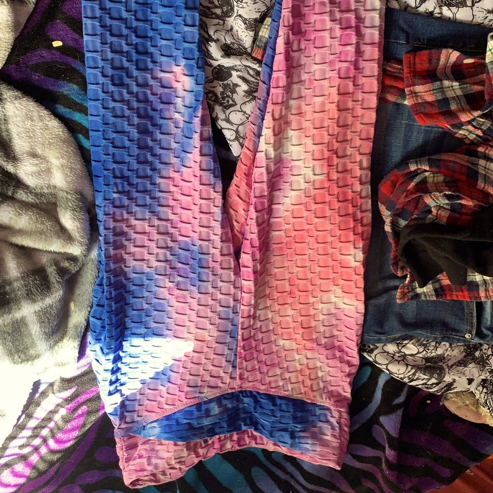pink blue white tie dye honeycomb leggings, RUE21 makes ur butt look AMAZING